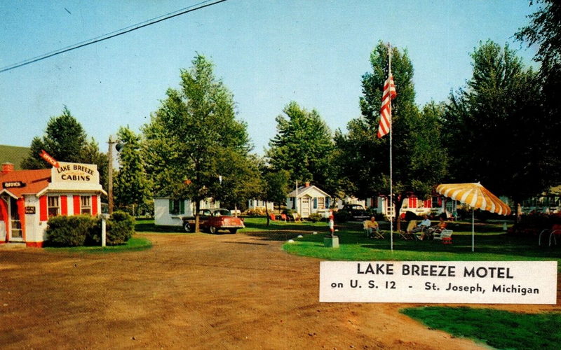 Lake Breeze Motel (Lake Breeze Cabins, Lake Breeze Cabin Court) - Vintage Postcard (newer photo)